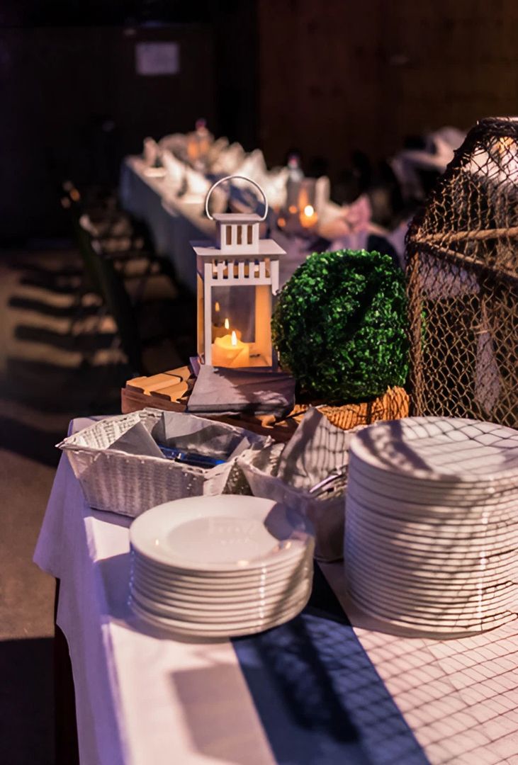 Abendbuffet mit Tellerstapel