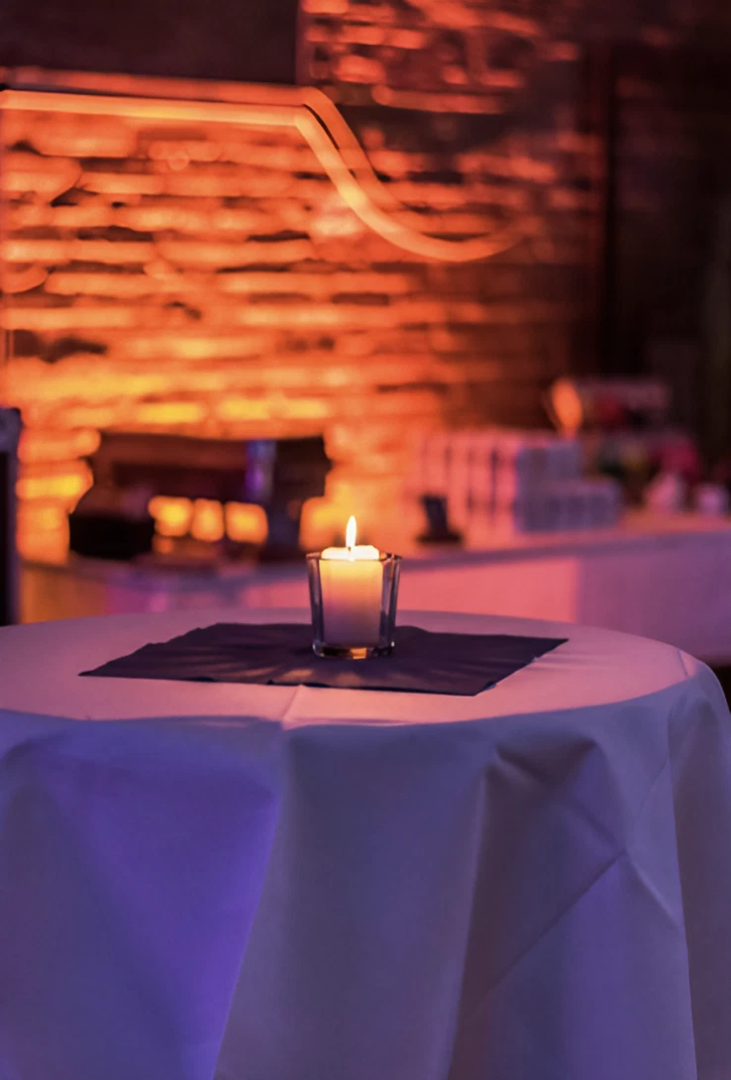 Gemütliches Restaurant mit schön gedecktem Stehtisch