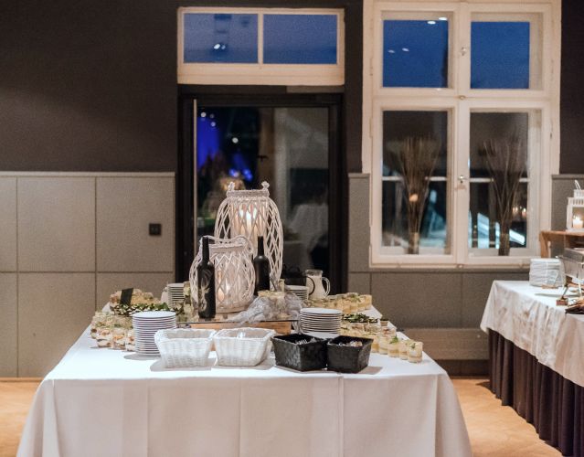 Verlockendes Frühstücksbuffet mit frischem Obst, duftendem Gebäck und herzhaften Leckereien